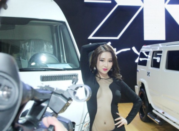 鄒晶晶車展真空上陣