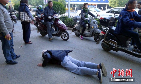 浙江金華老人摔倒不敢扶
