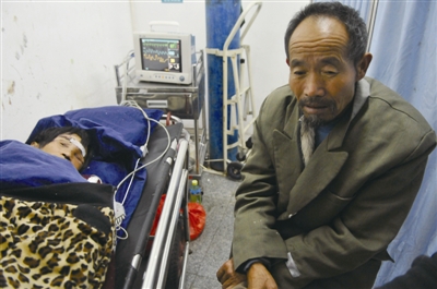 60歲的母親乞討供養兒子上學