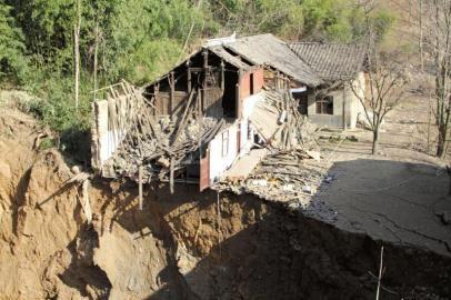 四川廣元驚現(xiàn)天坑