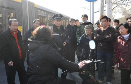 外國小伙扶摔倒女被訛報道不實