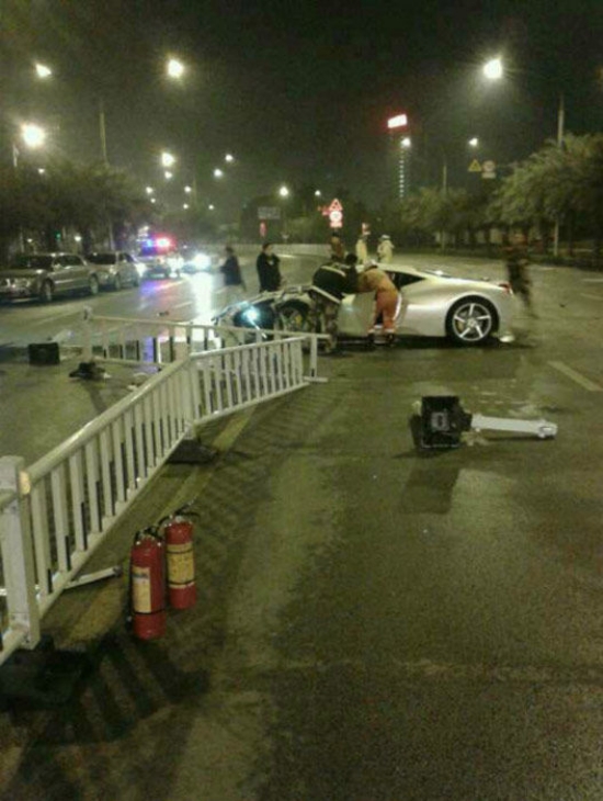 南寧法拉利撞護(hù)欄車(chē)禍現(xiàn)場(chǎng)圖片