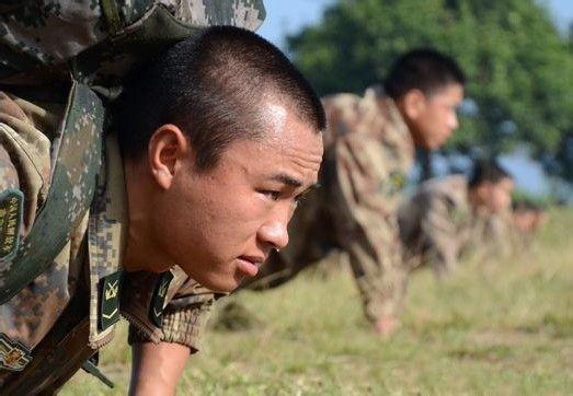南京軍區(qū)俯臥撐比賽樊特赟做2902個俯臥撐