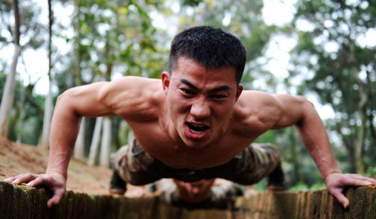 南京軍區(qū)俯臥撐比賽樊特赟做2902個俯臥撐