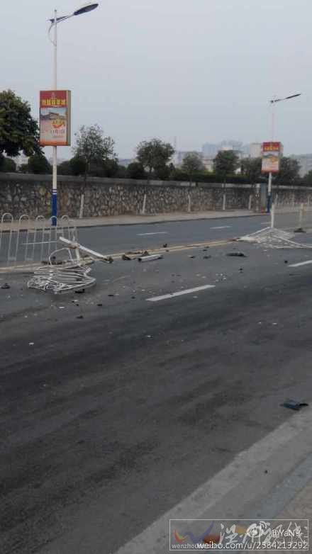 路上的護(hù)欄被撞斷了十余米