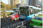 南昌會展路車禍 轎車被三輛公交車夾在中間