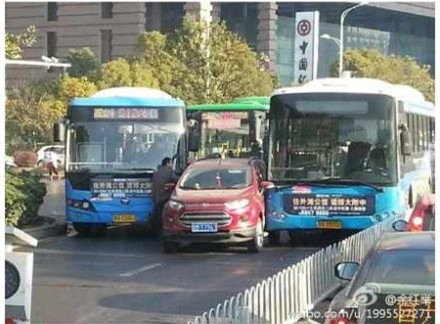 轎車被公交車夾在中間