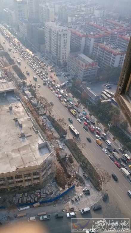 宜昌桔城路車輛排起車龍