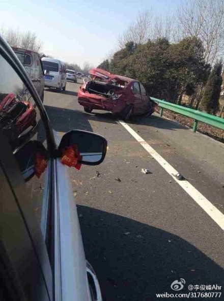 追尾面包車的轎車嚴重受損