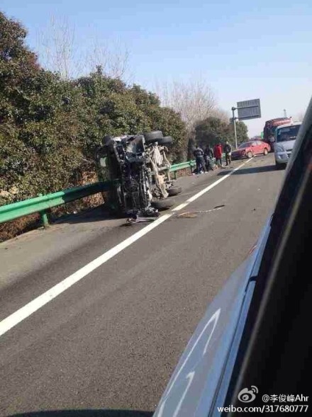 面包車側翻司機受重傷