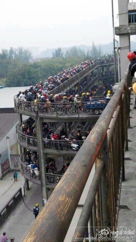 摩托車大軍在引橋上排起了長隊