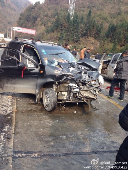 天全縣二郎山下發(fā)生車(chē)禍