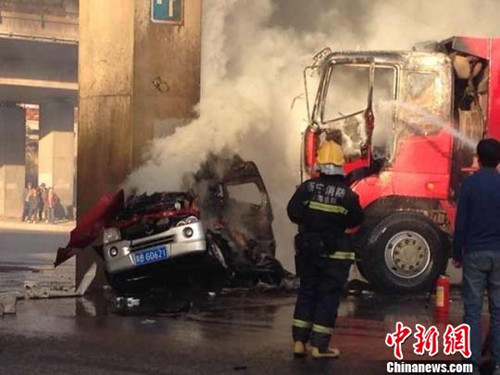 海湖大道高架下車禍現場