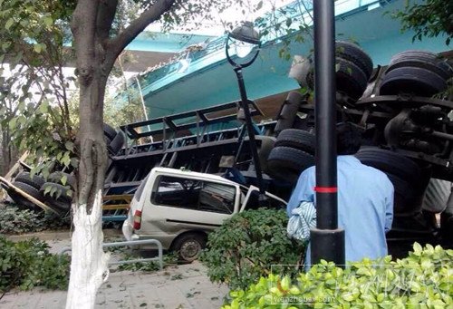 橋下一輛面包車被砸在