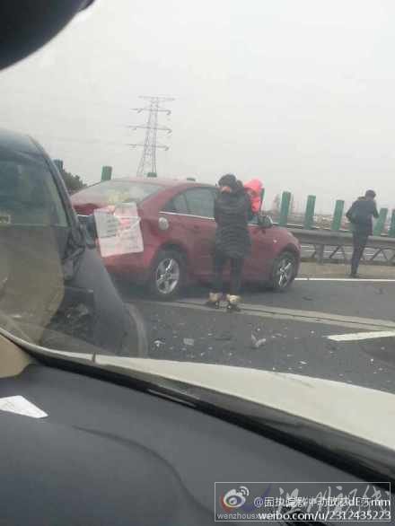 車禍后車內人員全部都站在高速上