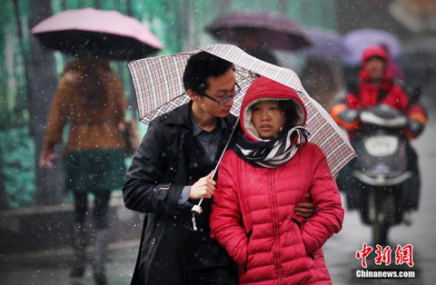 暴雪造成13省90條高速公路路面結冰，全國113個路段封閉