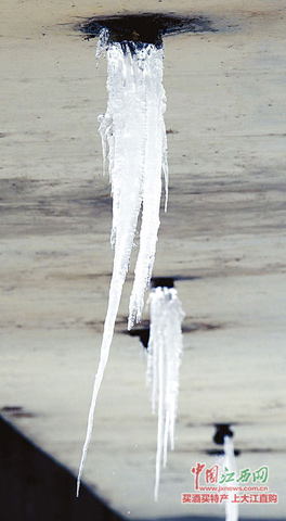 江西南昌大雪帶來低溫天氣,排水管出現(xiàn)冰凌。