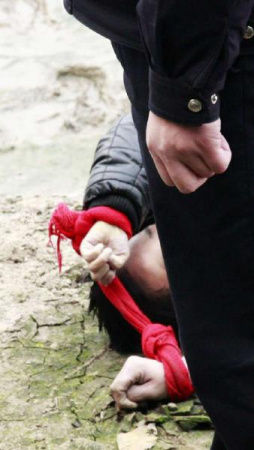 母親用紅圍巾栓兒跳江