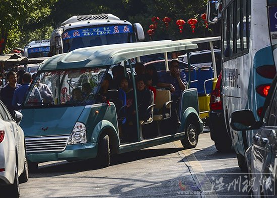 龍瀑仙洞非公路用旅游觀光車堵路