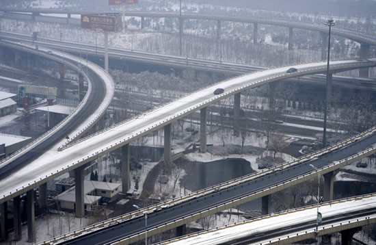 春運返程高峰遭遇暴雪