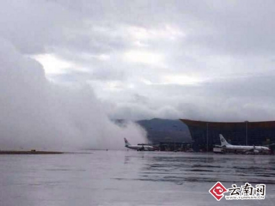 昆明長水機場跑道出現云墻