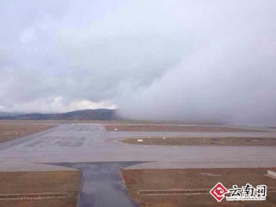 昆明長水機場跑道出現云墻
