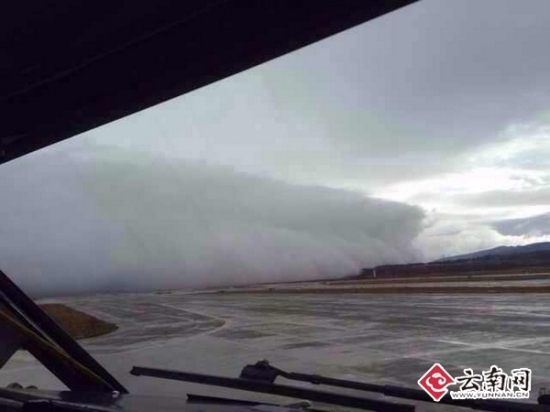 昆明長水機場跑道出現云墻