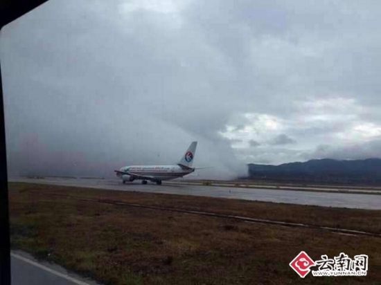 昆明長水機場跑道出現云墻