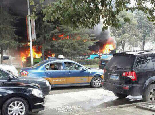 貴陽237路公交車起火