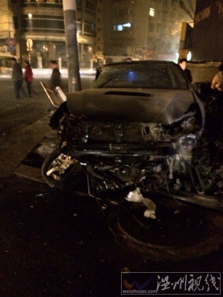 轎車前部嚴重受損