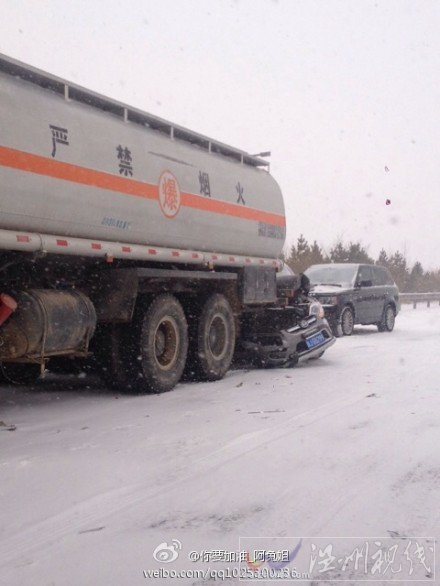 榆林十余輛車連環(huán)相撞
