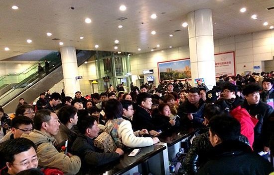 河南持續降雪 鄭州機場航班延誤部分乘客滯留了一天