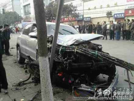 越野車頭頂著一捧甘蔗