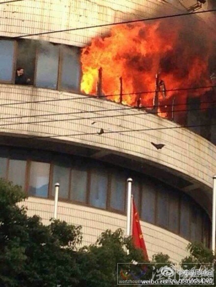 一名女子被困起火大樓