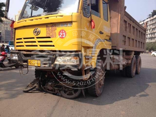 宜賓長江大橋發(fā)生車禍