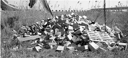 紅酒從高架上掉下