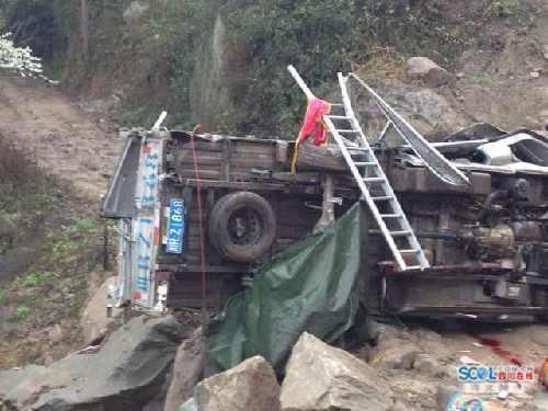 南充儀隴縣微型車墜崖