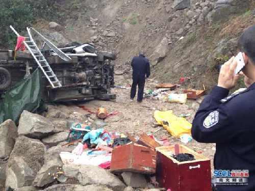 儀隴縣鳳儀客車墜崖