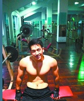 武漢男神老師教體育 漢口學院司高峰受女生歡迎