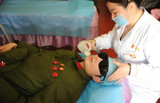 小伙整容成雷鋒后亮相