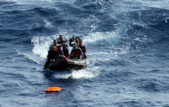 綿陽(yáng)艦發(fā)現(xiàn)可疑漂浮物