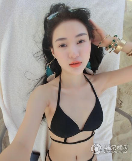 郭美美度假曬比基尼照