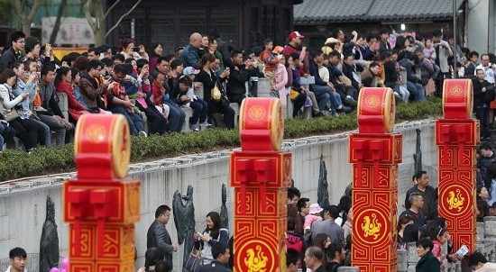 清明假期第二天 南京夫子廟游客爆滿