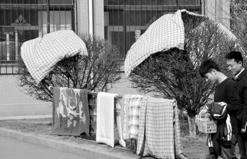 沈陽體育學院大二男生不疊被 被子被輔導員扔到衛生間