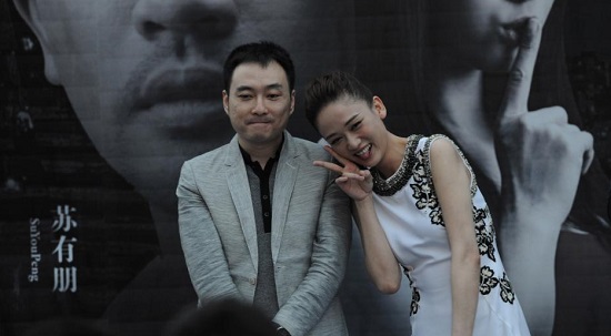 陳喬恩現身成都 調皮地吐舌頭