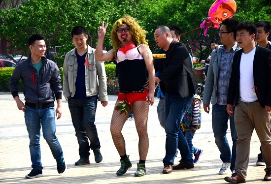 河南遭惡搞新郎 頭戴假發穿文胸在大街上發喜煙