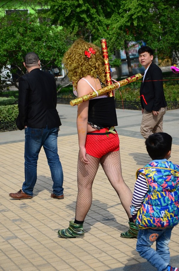 河南遭惡搞新郎 頭戴假發穿文胸在大街上發喜煙