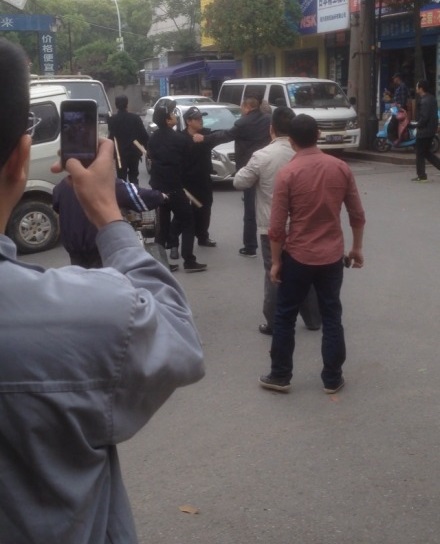 紹興城管打人 紹興市興文橋直街城管瘋狂砸車打人