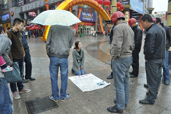 女子賣身十年救母 母親遇車禍昏迷不醒