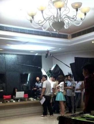 姚笛&ldquo;出軌門&rdquo;后片場演新娘 情緒低落無笑容 